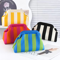 Sacs à main en crochet portables avec logo personnalisé, sacs à main colorés rayés pour femmes, pochettes à main tricotées pour femmes, sacs cosmétiques pour soins de la peau