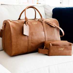 Bolsa de Viaje Personalizada Unisex de Cuero Marrón con Cierre y Letra, de Alta Calidad, para Regalo de Cumpleaños o Navidad - Product Image 1