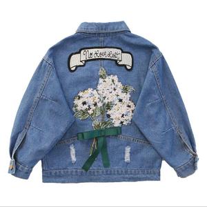 Chaqueta vaquera de manga larga para niña, estilo otoñal, con agujeros y estampado en la espalda, diseños bordados de flores grandes, para compras en línea - Product Image 1