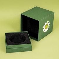 Elegante Scatola Regalo Personalizzata con Coperchio e Base in Cartone Grigio, Design Floreale, Confezione a Conchiglia Verde per Profumi e Prodotti di Bellezza