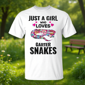 Semplicemente una ragazza che adora le t-shirt con serpenti decorati con giarettiere - Product Image 3