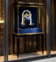 Vitrine à bijoux classique GZowin en verre haut de gamme avec fond arqué et éclairage LED – Présentoir de luxe durable de haute qualité pour colliers