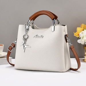 Bolso de Mano Blanco para Mujer con Asa Marrón y Colgante Metálico, Bolso Bandolera para Viajes Diarios - Product Image 1