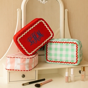 <span class=keywords><strong>Trousse</strong></span> <span class=keywords><strong>de</strong></span> <span class=keywords><strong>Toilette</strong></span> Grande Capacité Mignonne pour Voyage, Organisateur <span class=keywords><strong>de</strong></span> Maquillage avec Décor Rac-Ric, Sac <span class=keywords><strong>de</strong></span> <span class=keywords><strong>Toilette</strong></span> Étanche pour Femmes et Filles - Product Image 2