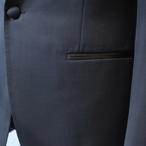 MTM classico abito <span class=keywords><strong>smoking</strong></span> <span class=keywords><strong>con</strong></span> risvolto a punta da uomo <span class=keywords><strong>con</strong></span> <span class=keywords><strong>gilet</strong></span> su misura su misura da sposa sposo abito <span class=keywords><strong>nero</strong></span> su misura <span class=keywords><strong>smoking</strong></span> bianco per uomo 3 pezzi - Product Image 3