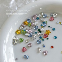Strass en cristal à dos pointu pour nail art - Couleurs assorties, design doux et scintillant, lot de 50 pièces