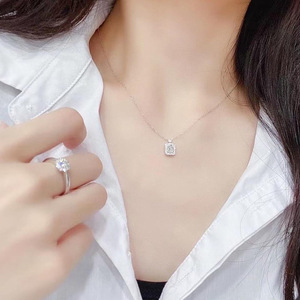 Collana con Ciondolo a Forma di Bottiglia di Profumo per Donne, Catena Minimalista per Clavicola, Gioiello Elegante per Uso Quotidiano - Product Image 4