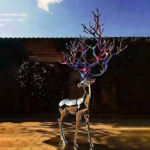 Escultura de ciervo Sika de fibra de vidrio personalizada, estatua artística de estilo de dibujos animados con galvanoplastia pintada a mano - Product Image 3