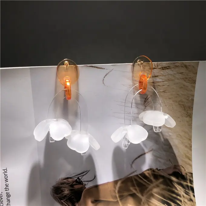 Kunden spezifische handgemachte modische Lucite Ohrringe Mode Acryl zwei Blumen elegante Anhänger Ohrringe