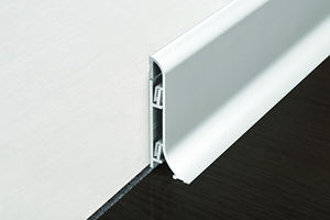 Plinthe PROSKIRTING SHELL en aluminium anodisé argenté, fixée au mur avec du silicone ou vissée - Product Image 3