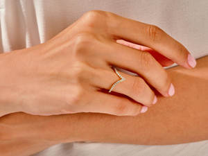 Anillo de diamante de Chevron de oro de 14K, banda de boda a juego para mujer, anillo minimalista delicado de diamante apilable único - Product Image 5