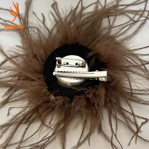 Broche en plumes d'autruche et de <span class=keywords><strong>dinde</strong></span> Mundy, parfaite pour les fêtes, les carnavals, les mariages, Halloween, les spectacles sur scène, les défilés, les bals masqués - Product Image 2