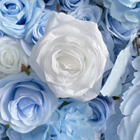 Mur floral artificiel NINI personnalisé enroulable de 2,4 m avec base en tissu, roses bleues et blanches, pour décoration de scène de mariage et de fête