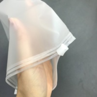 Sacs à fermeture éclair recyclables en noir mat givré personnalisés pour vêtements, chaussettes et chaussures - Taille personnalisée et certifiés CE