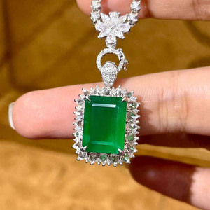 Bague en or blanc 18 carats avec émeraude naturelle verte vif GRC de 7,62 carats et 81 diamants d'appoint de 1,35 carat pour occasions de soirée féminines - Product Image 4