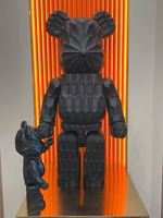 Sculpture d'ours en bois massif noir mat, 70 cm de hauteur, sculpture texturée, statue d'ours, décoration moderne pour salon, entrée, art artisanal