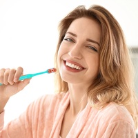 Fournisseur de brosses à dents personnalisées avec logo OEM ODM, étiquette privée, poils moyennement souples, pour les marques de détail et les chaînes de pharmacies