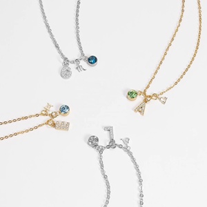 Pendentifs en métal personnalisés unisexes pour enfants avec initiales, en acier inoxydable plaqué or 18 carats PVD et zircon, vente en gros - Product Image 5