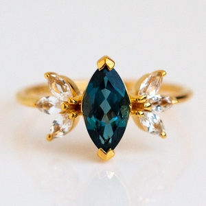 Anillo de Joyería para Mujer con Diseño Nuevo, Plata S925, Topacio Azul Londres Natural y Circonita Cúbica en Forma de Pétalo - Product Image 1