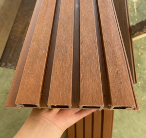 Panneau mural extérieur en WPC à rayures modernes, imperméable et ignifuge, pour les maisons et les utilisations commerciales - Product Image 1