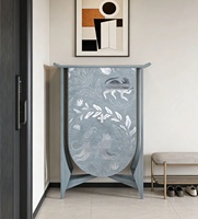 Armoire à vin de luxe minimaliste avec incrustations artisanales et emplacements intégrés pour bouteilles, pour armoire à vin résidentielle de luxe