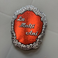 Étiquette de bouteille de vin en métal 3D personnalisée, gaufrée, émail rouge, motif floral argenté, pour spiritueux