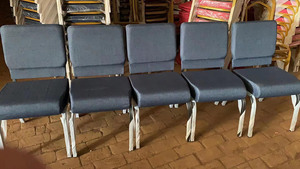 Silla de teatro tapizada precio barato de fábrica al por mayor sillas de Iglesia patas de metal tela azul marino