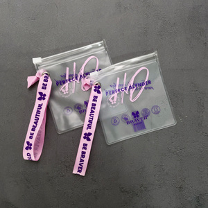 ซองซิปพลาสติก PVC แบบฝ้าพิมพ์ลายโลโก้ตามสั่ง สำหรับใส่เครื่องประดับและเครื่องสำอาง พร้อมห่วงคล้องและสายคล้องคอแบบริบบิ้นพิมพ์ลาย - Product Image 1