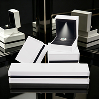 Boîte de rangement et présentoir à bijoux carrée moderne à LED pour bagues, colliers, bracelets, pendentifs, boucles d'oreilles, joncs - Vente en gros