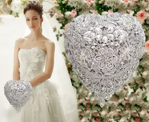 Gli strass LF105 18 cm sono pieni di strass la sposa tiene i fiori nelle sue mani e orna il suo Bouquet