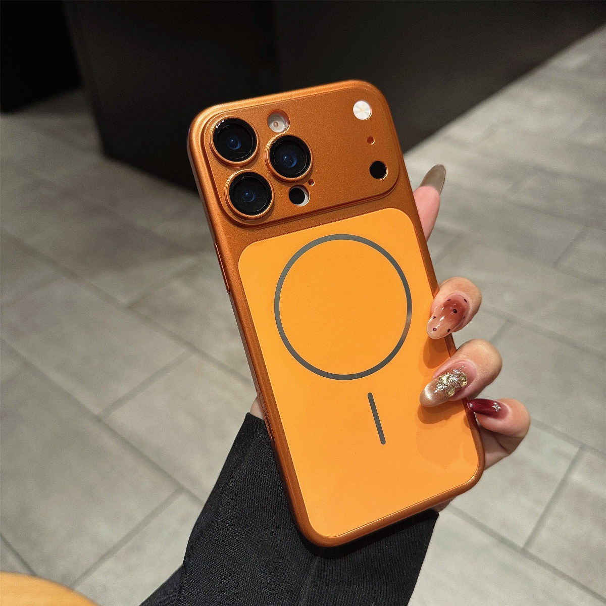 Se transforme instantanément en 17 étuis rigides magnétiques mats orange