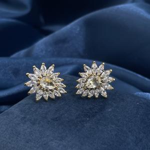 ต่างหูแบบติดหูสไตล์วินเทจสำหรับผู้หญิงจาก Tianyu Gems ทำจากทองเหลืองชุบทอง ประดับด้วยเพชรคิวบิกเซอร์โคเนียสีขาวทรงลูกแพร์ ดีไซน์ดอกทานตะวัน - Product Image 5