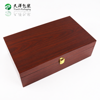 Boîte cadeau en bois mat fait main à charnières pour une bouteille de vin, étui de présentation en bois personnalisé avec doublure en velours pour whisky et brandy