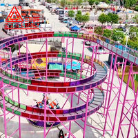 Grande toboggan aquatique en verre long et flottant dans les airs sur la montagne, toboggan aquatique en verre pour parc aquatique sur la voie ferrée aérienne