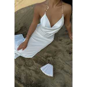 ชุดราตรีสีขาวเรียบง่ายพร้อมดีเทลด้านหลังที่ประณีต - Product Image 5