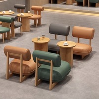 Ensemble de meubles de salon, table à manger en bois moderne, chaises, banquette, canapé pour café, salon de thé au lait, restaurant décontracté