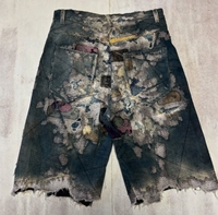 Shorts en denim Boro Sashiko avant-gardistes, base indigo, imprimé patchwork multicolore, ourlet brut déchiré, style grunge, coupe ample, personnalisés
