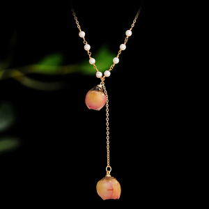 Nuova Collezione 2026: Collana Artigianale con Ciondolo a Bocciolo di Rosa e Perle Finte, Design a Y - Product Image 6