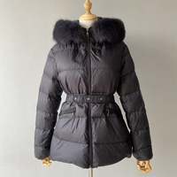 Veste en duvet élégante courte et chaude Parka épaisse Outwear vente en gros manteaux en duvet de plumes de canard à capuche en fourrure de renard de luxe d'hiver pour femme