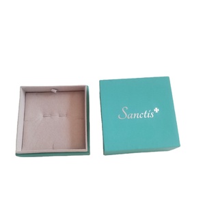 Nuevo diseño de caja de joyería de terciopelo cuadrada con inserto de doble cara y diseño especial para anillos, colgantes, pendientes y gemelos. - Product Image 1