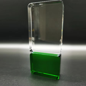 Trofeo de cristal cilíndrico de diseño elegante transparente con diseño de talla de logotipo personalizado a la venta - Product Image 4