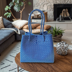 Vente en gros de sacs à main premium écologiques pour femmes, tissage unique à partir de plastique recyclé, vêtements haut de gamme - Product Image 1