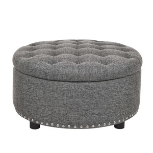 Pouf contenitore rotondo trapuntato in tessuto grigio con finiture a borchie e coperchio, ideale per soggiorno o camera da letto - Product Image 3