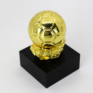 Trofeo di Calcio Personalizzato in Metallo Placcato Oro Stile <span class=keywords><strong>Ballon</strong></span> <span class=keywords><strong>D</strong></span>'<span class=keywords><strong>Or</strong></span> con Base in Cristallo Nero e Logo Inciso, Premio Souvenir per il Calcio - Product Image 4