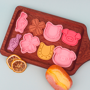 Lucky Series Nhựa Bốn Lá <span class=keywords><strong>Clover</strong></span> 3D Phim Hoạt Hình Biscuit Khuôn Tự Làm Đất Sét Hoạt Hình In Thân Thiện Với Môi Cắt <span class=keywords><strong>Cookie</strong></span> - Product Image 1