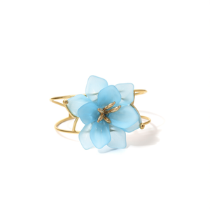 Brazalete de Moda en Acero Inoxidable 316L con Baño de Oro PVD, Diseño de Flor Azul, Sostenible y Resistente - Product Image 2