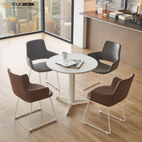 Chaise moderne pour une personne en cuir minimaliste de luxe léger avec pied en bois pour salle à manger ou chambre à coucher loisirs nordiques