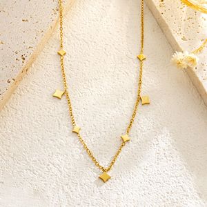 Ensemble de collier et de bracelet de cheville tendance en acier inoxydable plaqué or 18 carats PVD, design floral pour femmes |   Bijoux imperméables hypoallergéniques Aceworks - Product Image 3