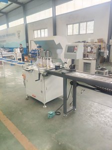 Automatische Aluminiumprofil-Winkelschneidesäge für Fenster und Türen, Ausgestattet mit CNC-Rahmen - Product Image 4