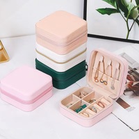Vente en gros mini-étui à bijoux de voyage petite boîte à bijoux en cuir PU personnalisée pour bague, boucle d'oreille et collier